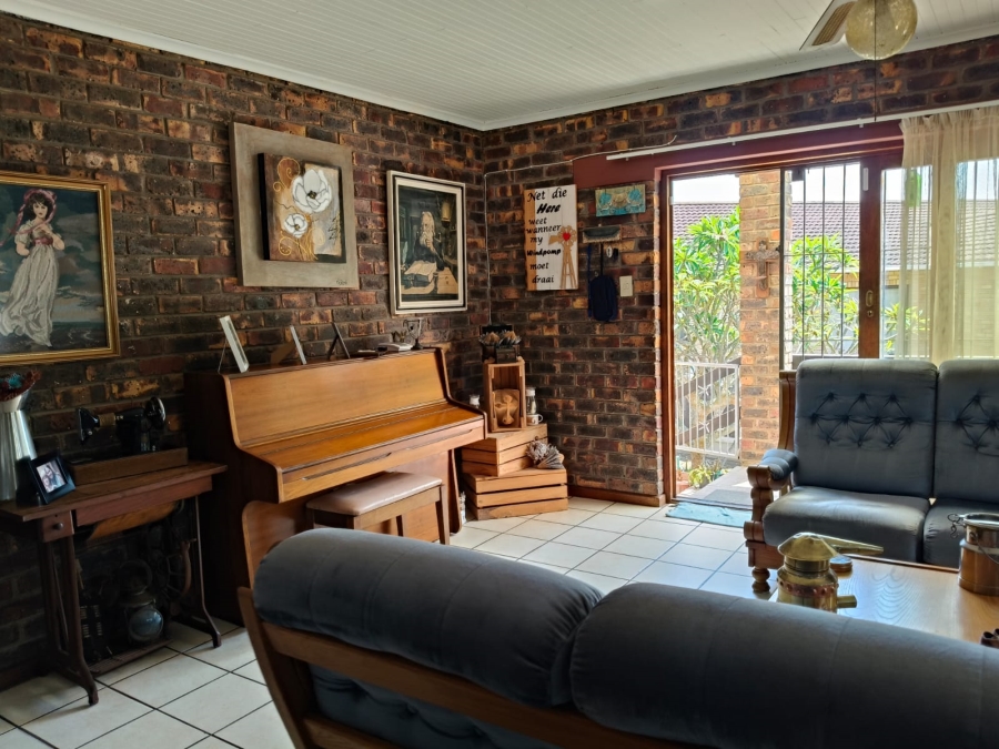 3 Bedroom Property for Sale in Wavecrest Eastern Cape